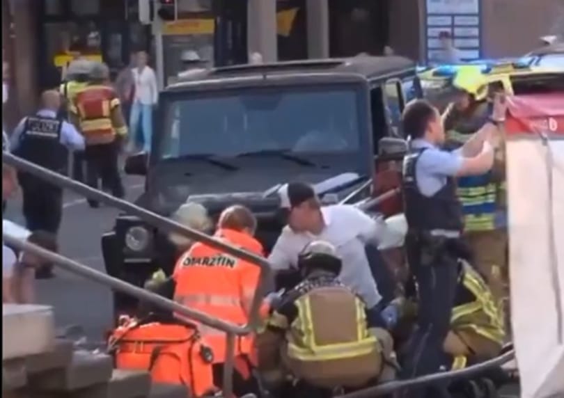 Gyalogosok közé hajtott egy autó Stuttgartban, sokan megsérültek