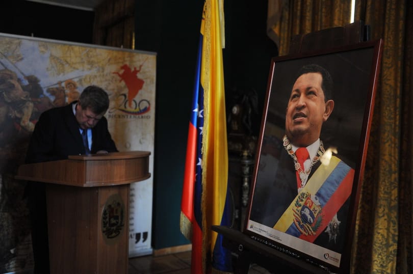 Dörgő ágyúkkal búcsúztak Cháveztől
