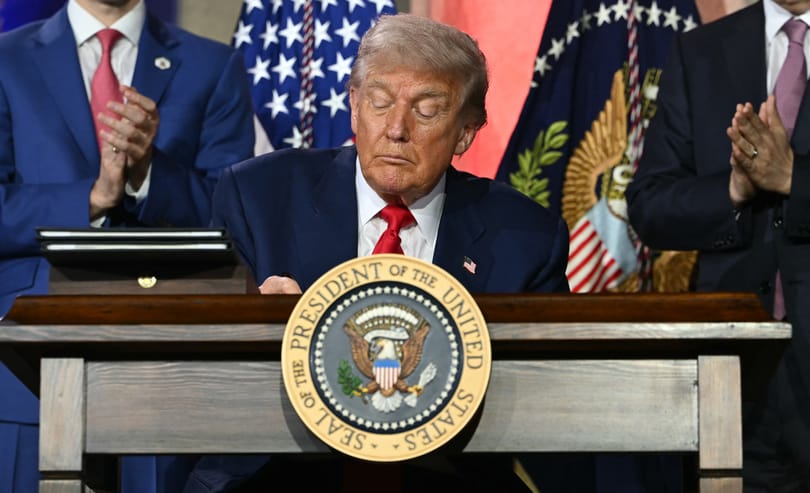 Donald Trump megszüntette a kis értékű küldemények vámmentességét