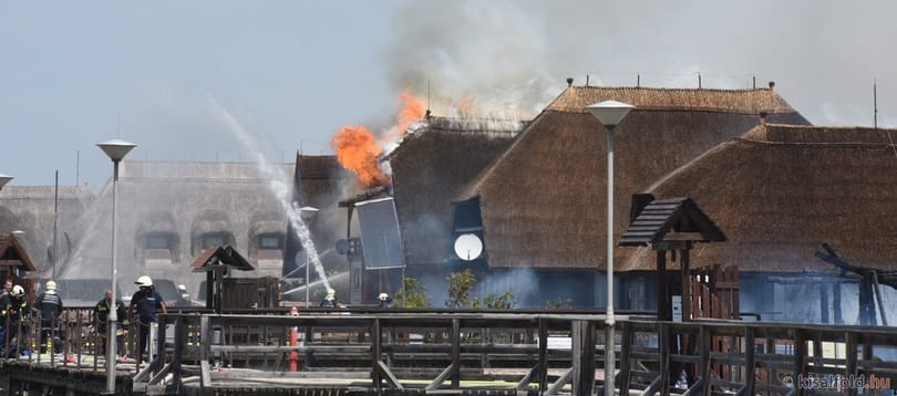 Több nádfedeles csónakház leégett a Fertő tónál