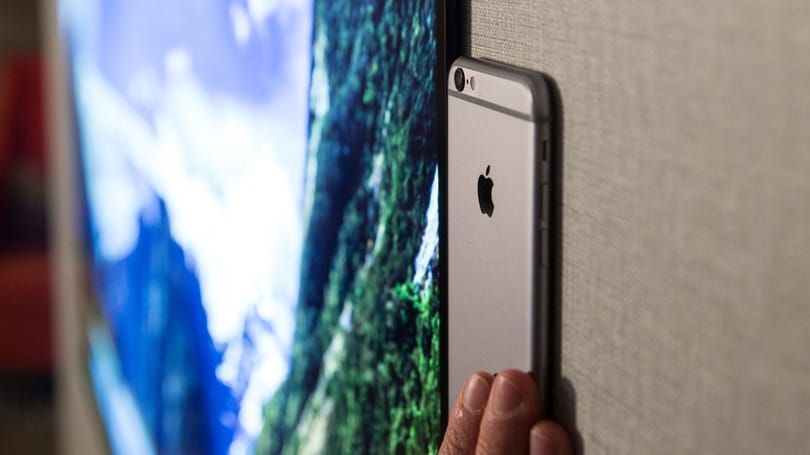 Az LG új tévéje vékonyabb, mint az ön telefonja – akármilyen mobilja is van