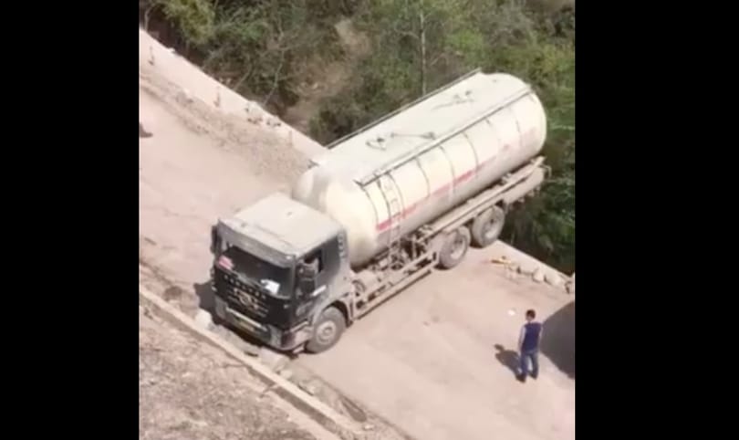 Az év manőverét mutatta be a kamion sofőrje, aki a szakadék szélén fordult meg – videó