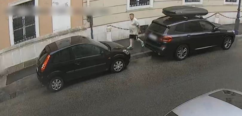 Unalmában végigkarcolt egy autót a budai Várban, a rendőrség keresi