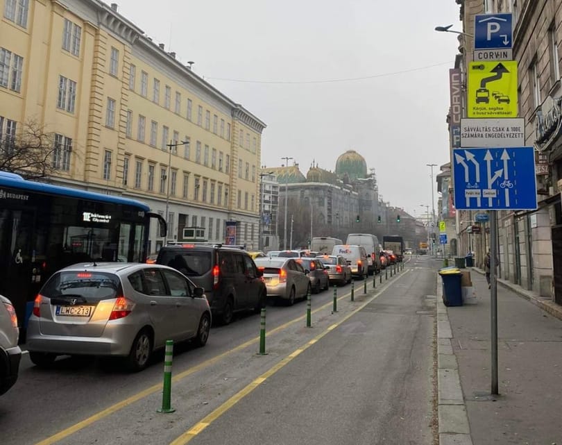 Egyedi közlekedési tábla jelent meg Budapesten, ilyet még biztos nem látott