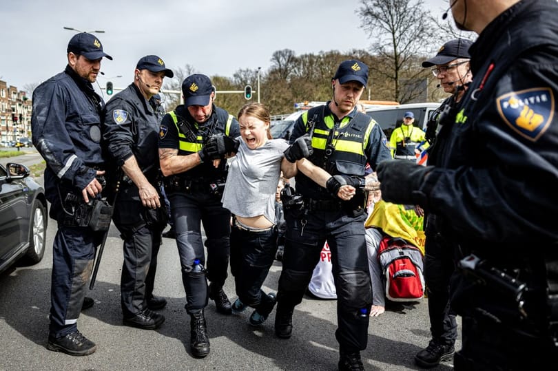 Lovasrendőrök várták Greta Thunbergéket Hágában - több mint száz aktivistát vittek be (videóval)