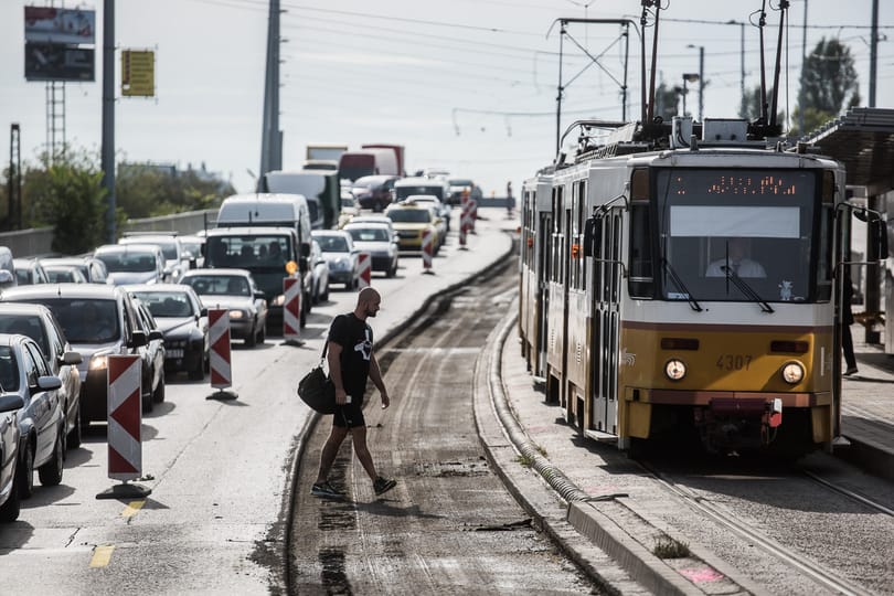 Bejött a jóslat, óriásdugót hozott a hétkezdés Budapesten