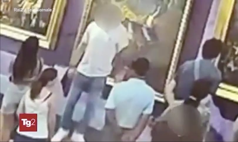 Mémesedni akart, beszakított egy 300 éves felbecsülhetetlen festményt – videó