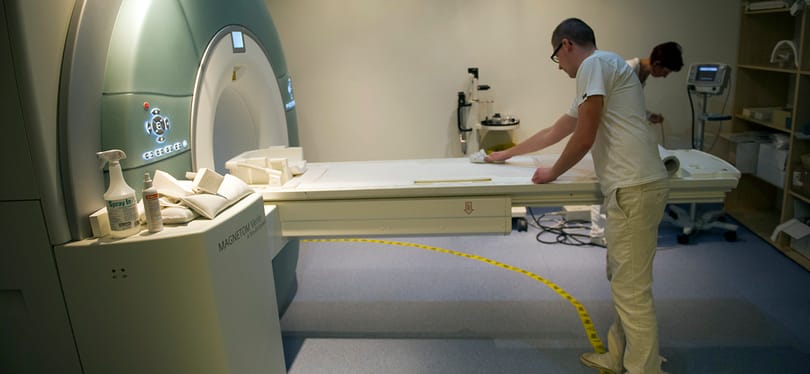 Extra műszakokban végeznek vizsgálatokat a Semmelweis klinikáján, miután tönkrevágták az egyik MR-gépüket