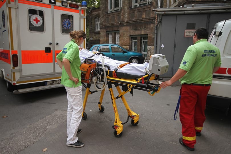 Agyhalott lett egy férfi, mire a kórházba került