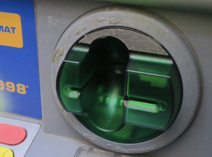 Pénzt talált a bankautomatánál, eltette, most a rendőrség keresi