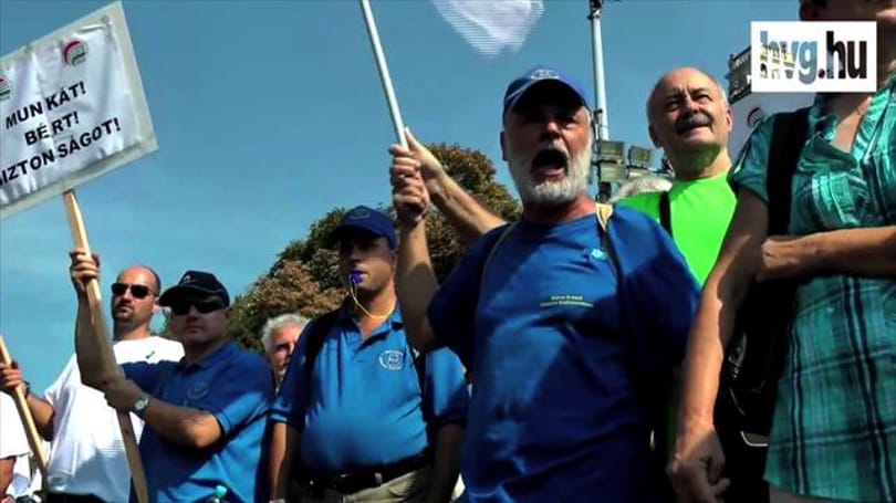 Videó: kifütyülték a fideszeseket a Kossuth téren