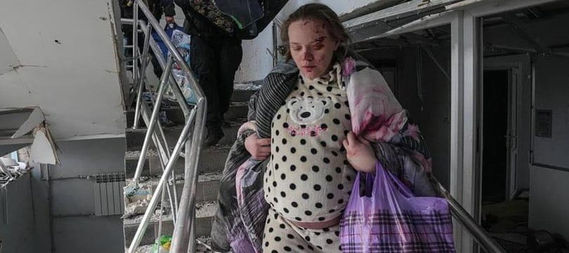Egészséges babát szült a nő, akit a lebombázott mariupoli szülészetről mentettek ki