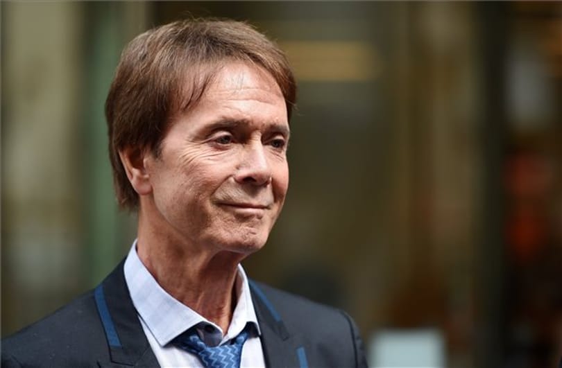 Cliff Richard pert nyert a BBC és a rendőrség ellen