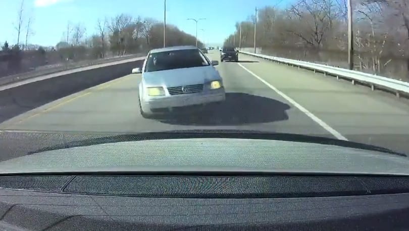 Ezt a sofőrhibát nehéz megúszni épp bőrrel autópályán - videó