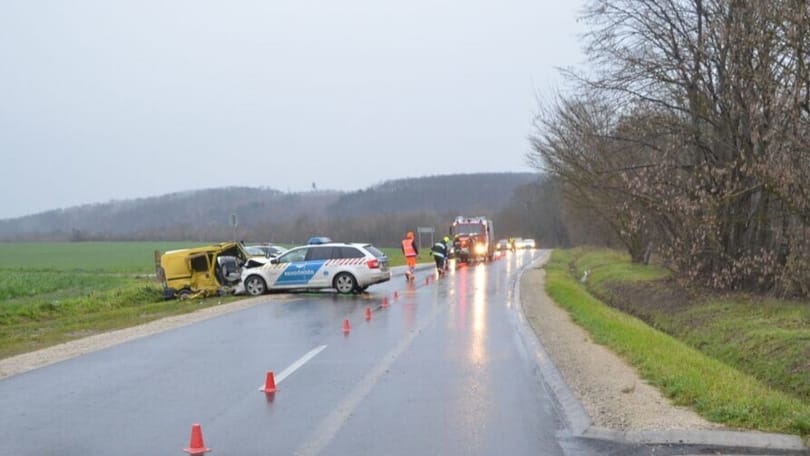 Rendőrautónak ütközött a sofőr, aki jogosítvány nélkül vezette közlekedésre alkalmatlan kocsiját