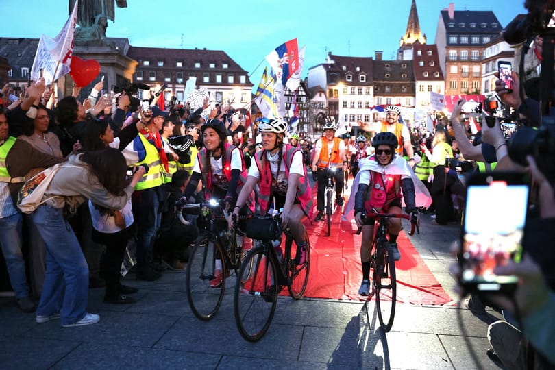 Megérkezett Strasbourgba a szerb diáktüntetők kerékpáros menete