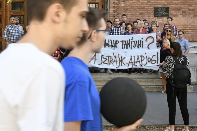 Videó: Kirúgással fenyegetik őket, mégis folytatják a tiltakozást – egyre hevesebb a tanárok és a hatalom közti feszültség 