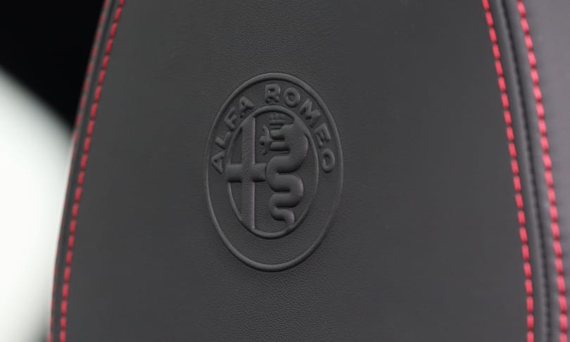 Az Alfa Romeo is beszáll az őrült számháborúba: 1000 lovas új elektromos divatterepjáró jön