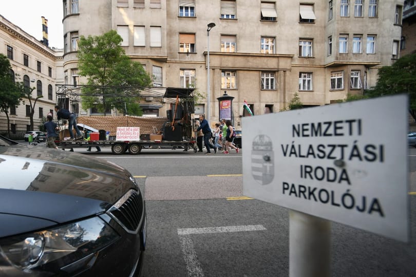 Videó: Erősítés érkezett a Kossuth térre egy zenélő utánfutó képében