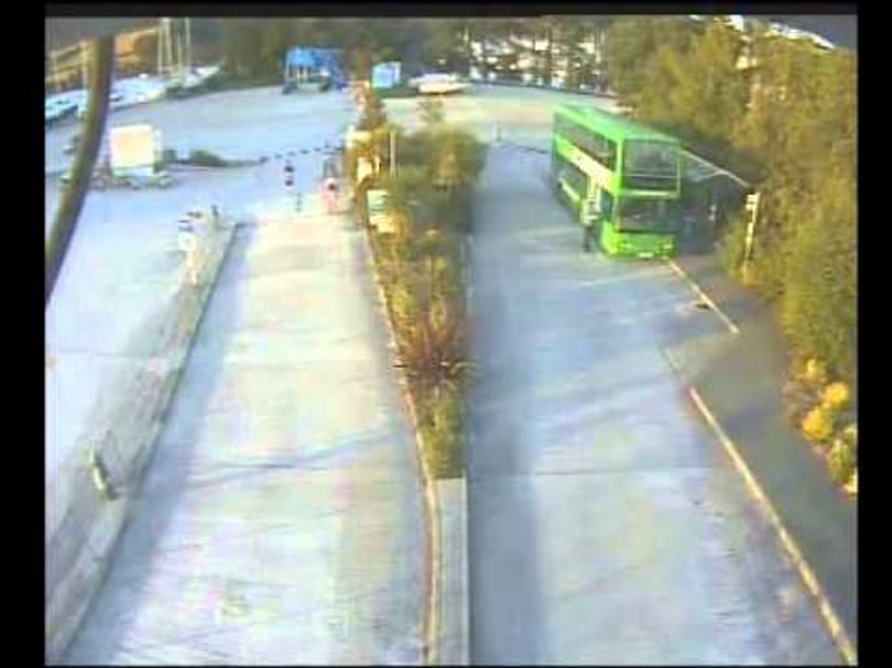 Direkt szabadít el egy férfi egy buszt - videó