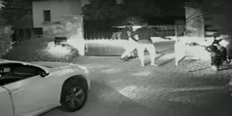 Kertből lopták el az autót a pofátlan tolvajok - videó