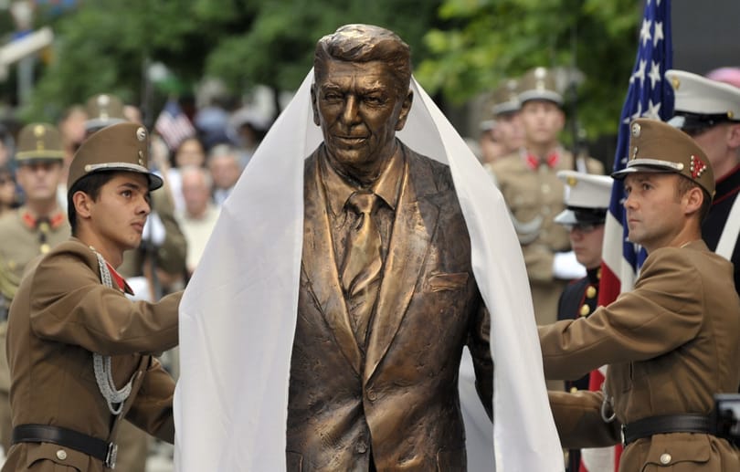 Szemkilövető politikus szobrát avatta fel Orbán