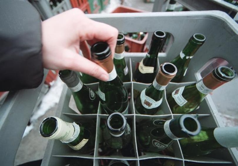Hiába az automaták, áprilisig várnunk kell a betétdíjas palackokra