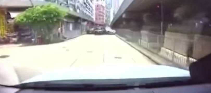 Videó: Így jár, aki őrülten ferrarizik egy nagyváros utcáin