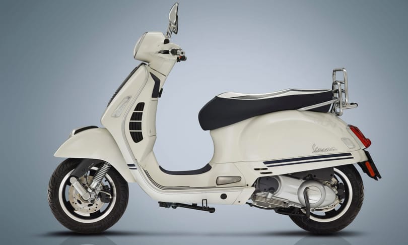 Így ünnepelnek az olaszok: spéci Vespa robogókról hullott le a lepel