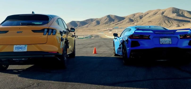 A jelen amerikai izomautós viadala: V8-as Corvette az elektromos Mustang ellen