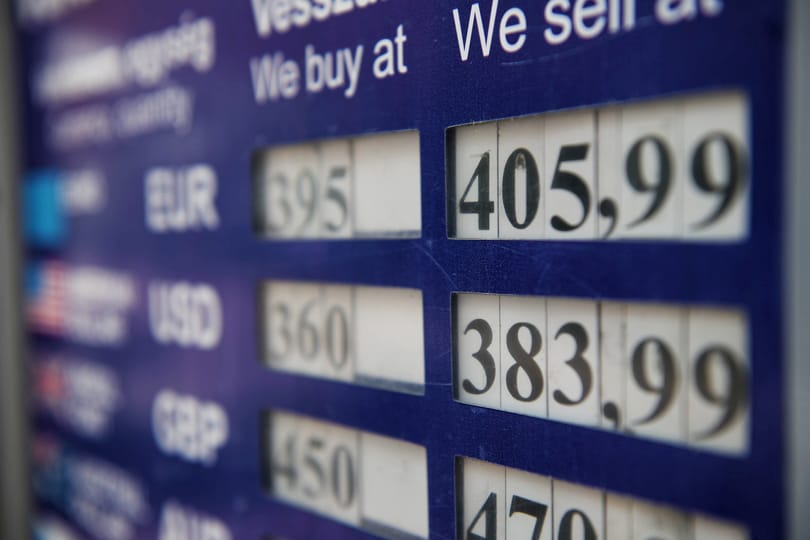 Padlóféket nyomott a Nemzeti Bank, mielőtt végképp falnak ment volna a forint