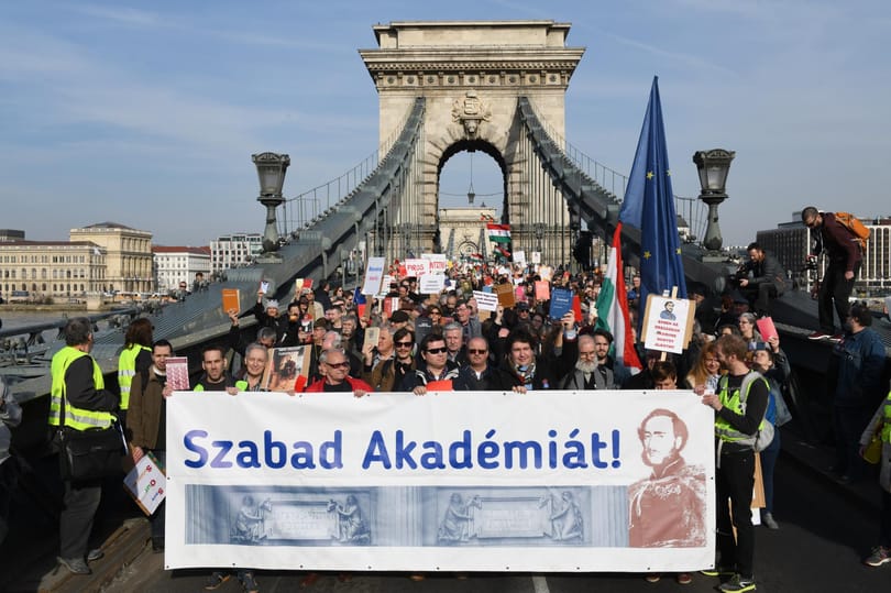 Bedarálta a NER az MTA-t: máris dől a pénz az elvett kutatóhálózatba