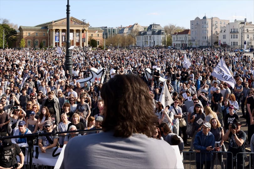 Libération-tudósítás: Az Orbán-ellenes erők saját csapdájába ejtik a szélsőjobbot