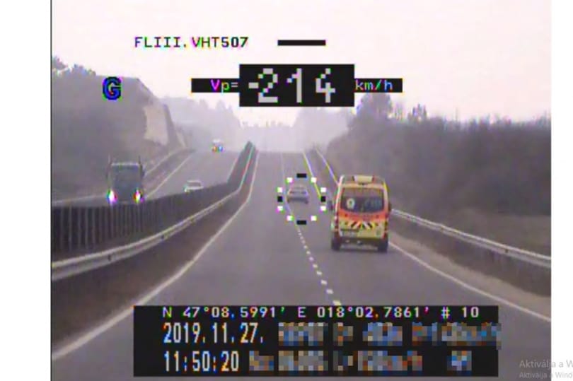 214-gyel húzott el a rendőrök mellett egy autós a 8-as főúton