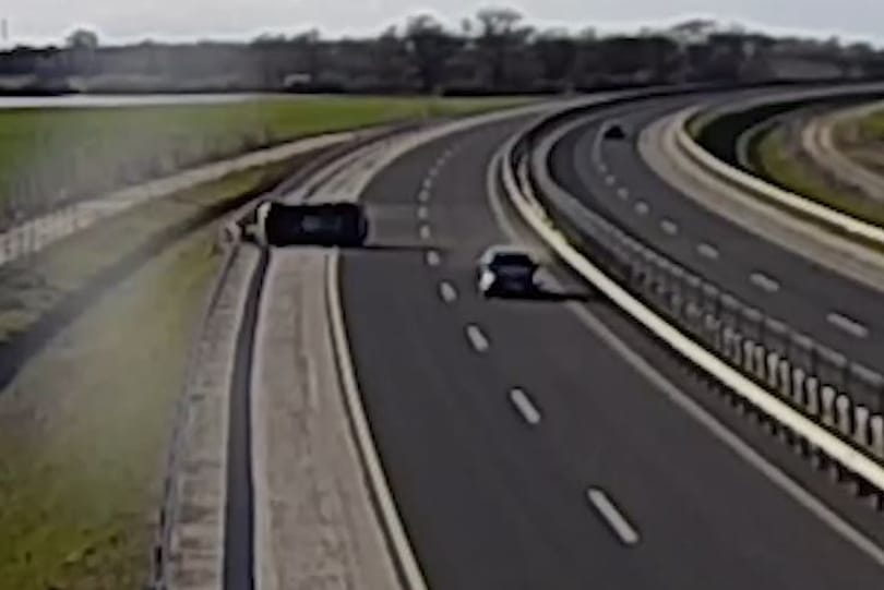 Mintha mi sem történt volna, úgy ment el egy felborult autó mellett a másik – videó
