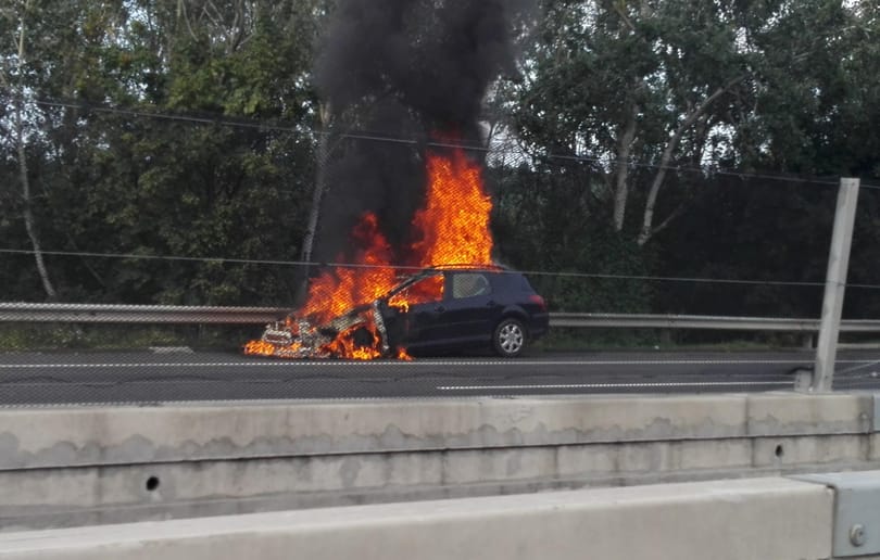 Lángolt egy autó az M3-as autópályán – fotó