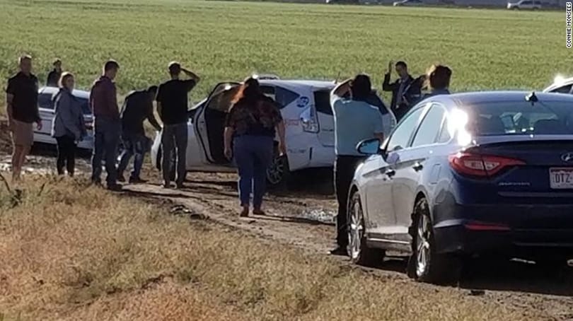 Közel 100 autós akadt el a sárban a semmi közepén, mert a Google Maps 