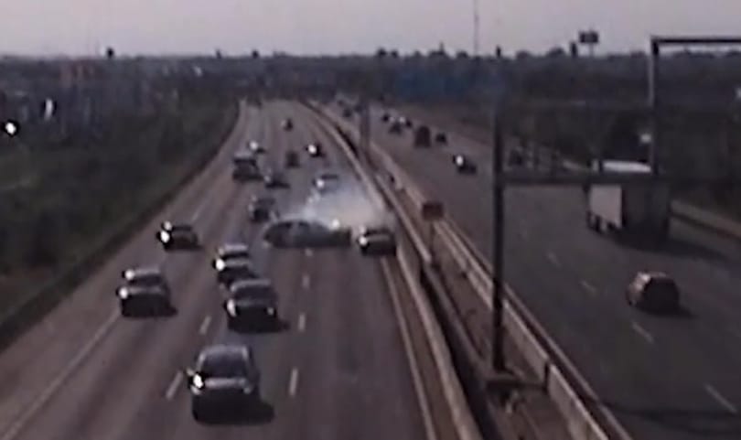 Percekig kerülgették a sztrádán a belső sávban álló autót, aztán megtörtént a legrosszabb – videó