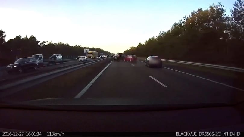 Hihetetlen videó: megjósolta a Tesla robotpilótája, hogy baleset fog történni