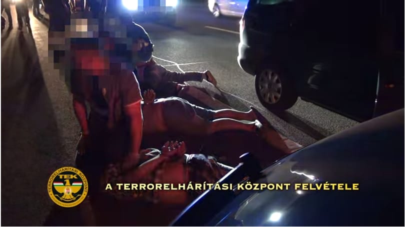 21 menekültet zsúfoltak be egy kisteherautóba az M5-ösön – videó