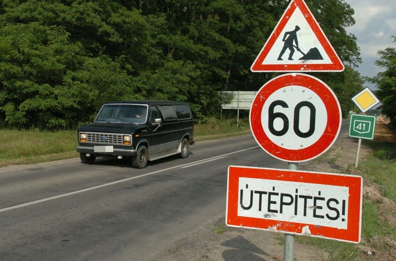 Kiakadtak az autósok a M2 építése miatti értelmetlen sebességkorlátozáson
