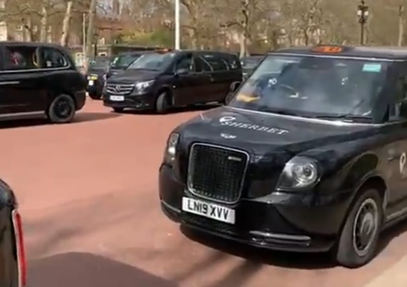A londoni taxisok sorban állva, autójukat kidíszítve búcsúznak Fülöp hercegtől