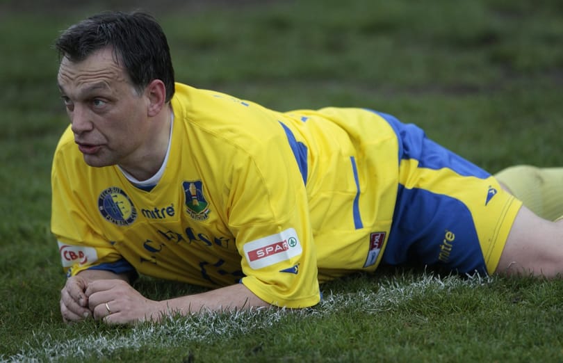 A futball halott. A közvetítés élő.