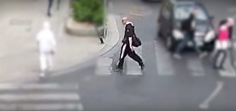Szó nélkül leütöttek egy járókelőt a Király utcában - videó van a támadásról
