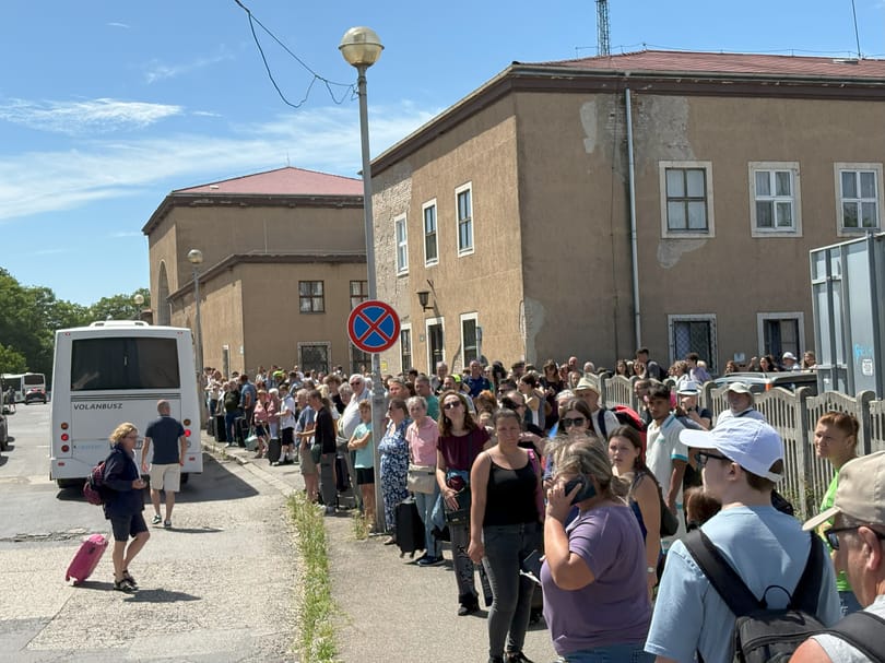 „Több száz utas várakozik az állomáson” – lehalt a MÁV a nyugati és a keleti front egy-egy fontos vonalán is