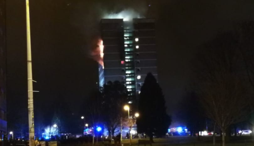 Toronyház lángolt Belfastban
