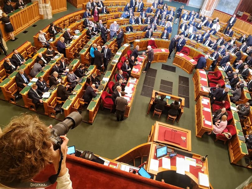 Megszavazták az örökbefogadási törvény módosítását, nem lesz kötelező a tanfolyam