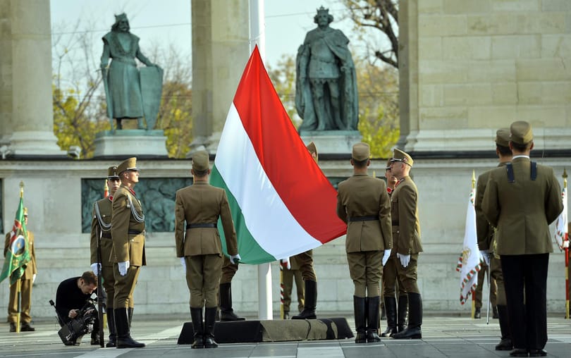 Felvonták a nemzeti lobogót a Hősök terén