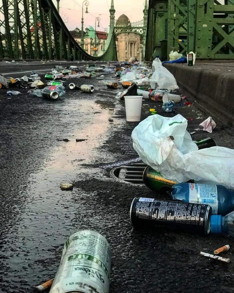 Autók nem hagynak ilyen mocskot maguk után, mint a Szabadság hidat elfoglaló gyalogosok – fotó