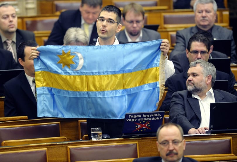 Kizárása után beállt szórólapozni Novák Előd